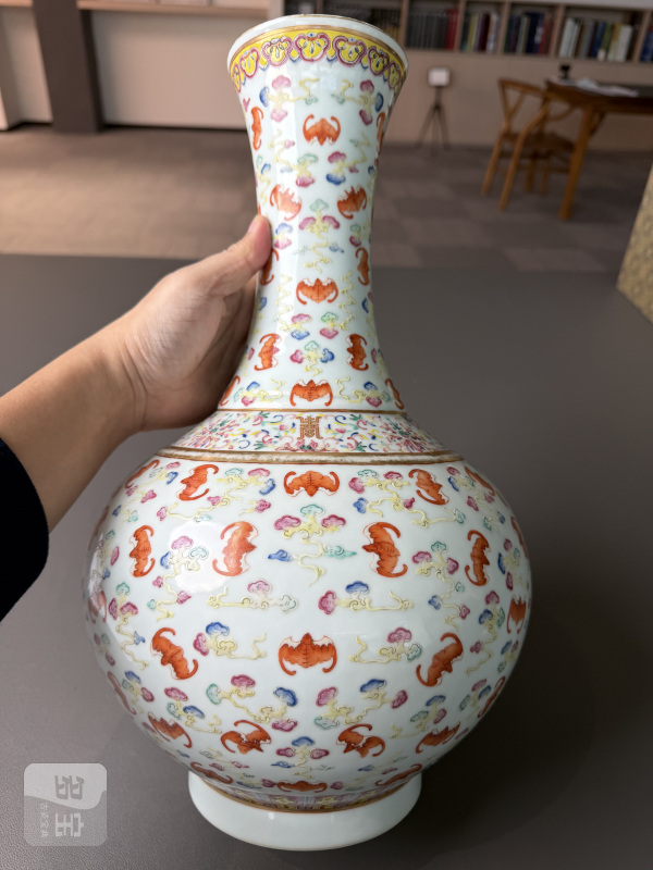 清光绪 粉彩百蝠纹赏瓶 - 图3